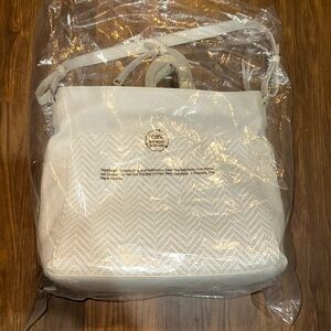 Universal Threads off white purse. NWT! Super cute and stylish!
